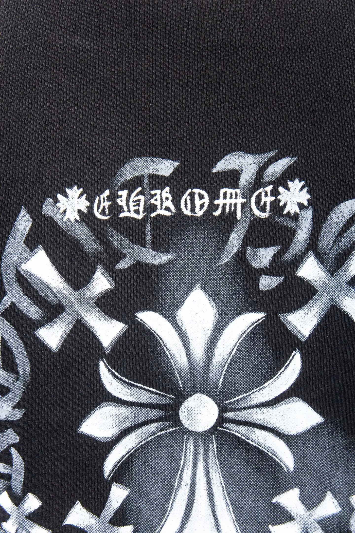 🅿️180 Style No.: 7058# Chrome hearts• 25ss ⚠YB custom-woven and custom-dyed fabric, color, printing, version, accessories. The fabric is woven by imported machines. The uniqueness of the cloth texture creates a perfect ready-made effect. The fabric is made of 260-gram clean cloth with 320-gram 1*1 rib. 4-color environmentally friendly custom-dyed fabric, and the threads are in the same cylinder without color difference.  Gradient graffiti on garments, hand-made graffiti technology on garments, the details of the collar, pockets, cuffs, and front and rear threads are clearly visible. The printing uses Japanese BROTHER white ink digital direct-injection garment printing. This model is a global limited edition. In order to present a product like a work of art, after a long period of repeated determination of details, a very high-standard garment is presented. The front chest is made of direct-injection printing environmentally friendly glue material, using a mechanized printing process. Mechanical printing has high precision, the positioning accuracy can reach ±0.02mm, and the quality is stable.   The body is treated with graffiti elements, which greatly increases the interest of the clothing; it has a unique visual effect. The special washing effect creates a unique aged effect.  Croix Heart Short Sleeve must be the first short-sleeved piece in spring and summer that blurs the boundaries of unisex style. It has a classic dropped shoulder oversize version and a loose and casual upper body.  Color: Black White Size: S M L XL